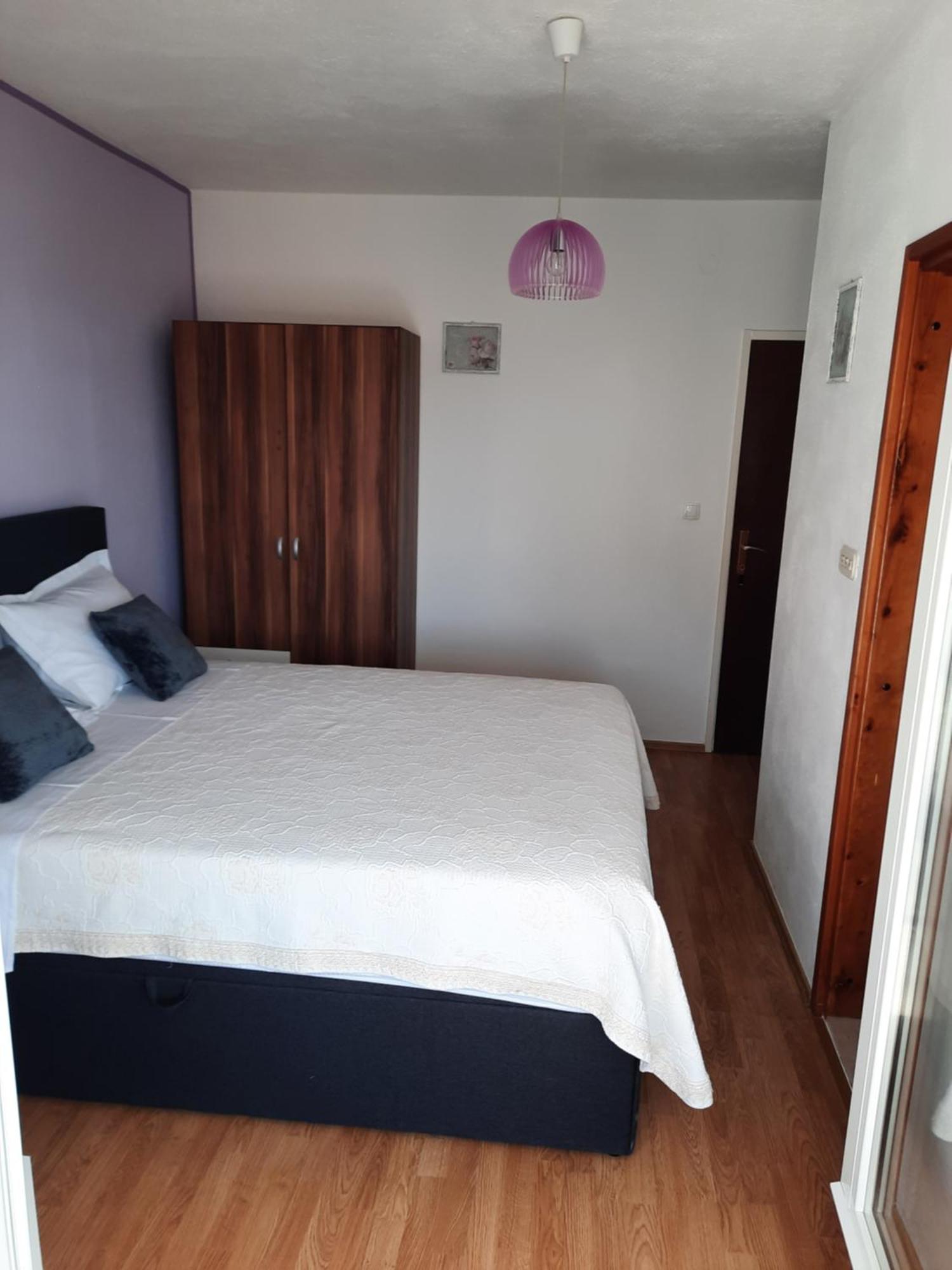 Apartments Marjanovic Bol Bilik gambar