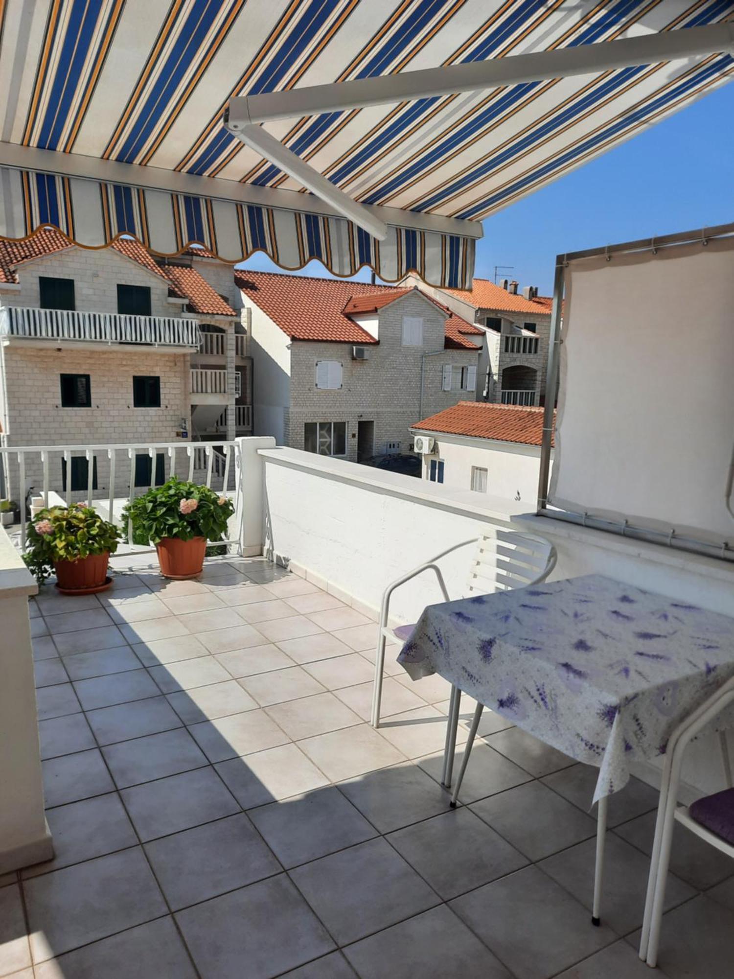 Apartments Marjanovic Bol Bilik gambar