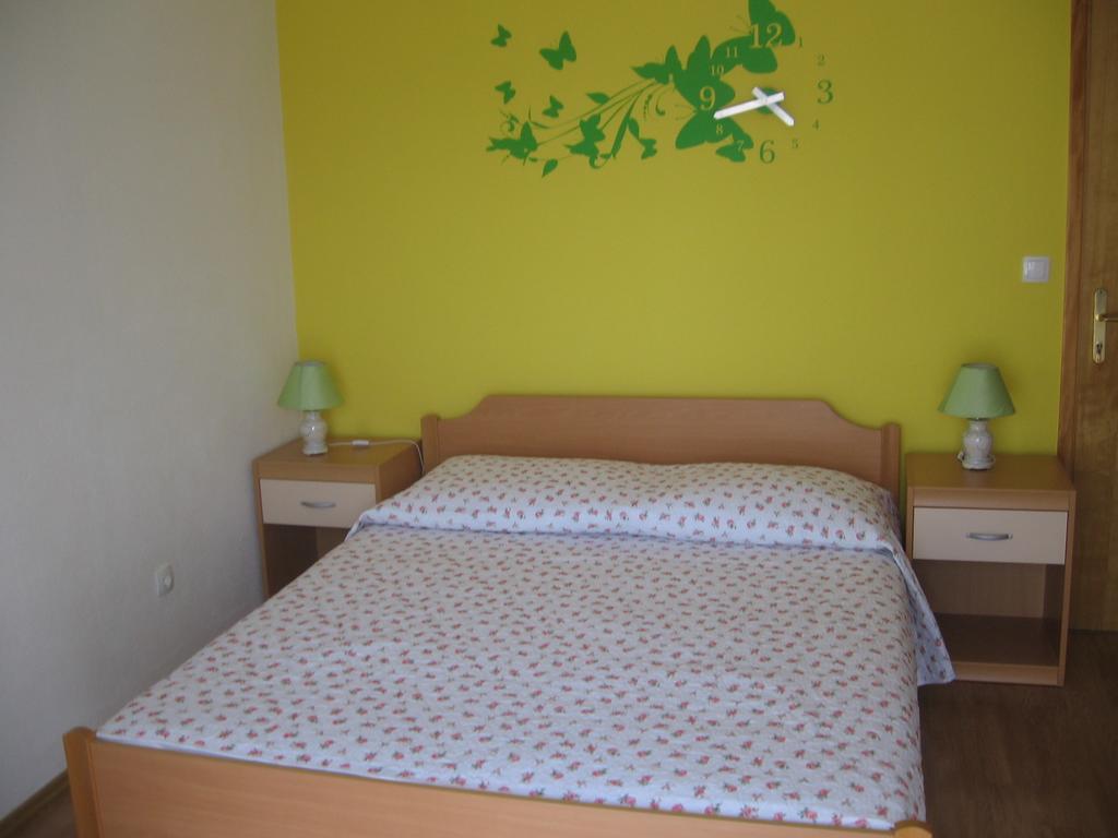 Apartments Marjanovic Bol Bilik gambar