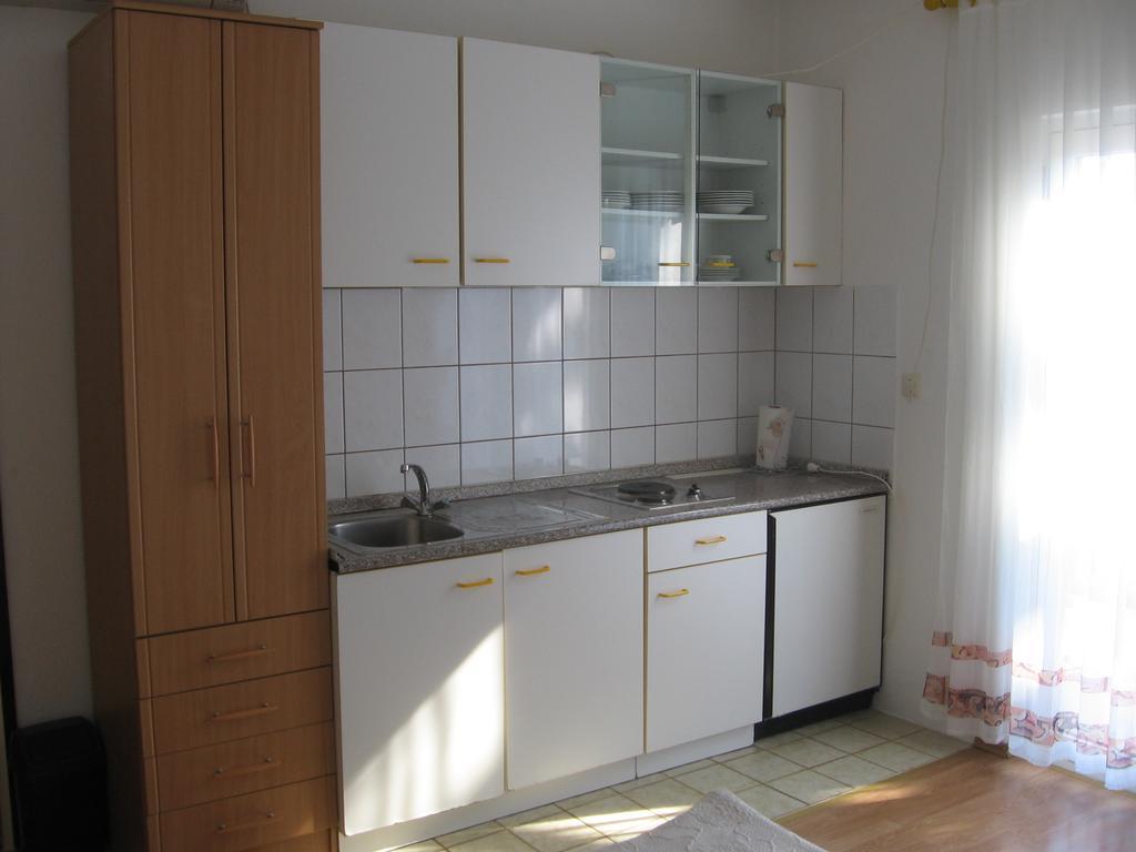 Apartments Marjanovic Bol Bilik gambar