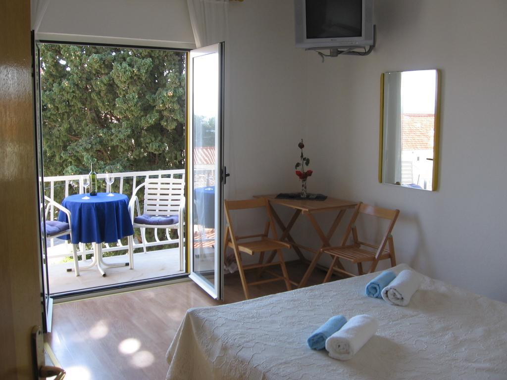 Apartments Marjanovic Bol Bilik gambar